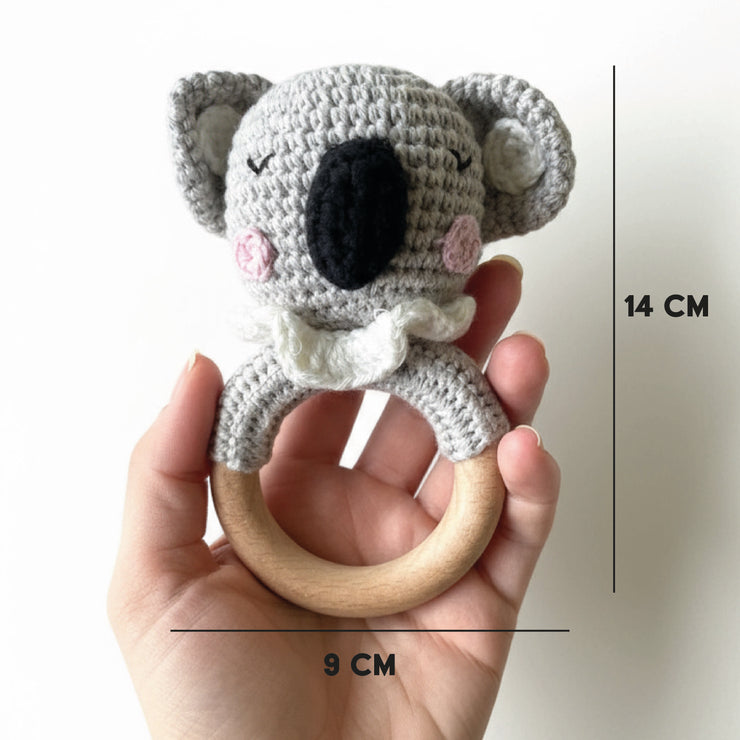 Koala Häkelrassel – Handgemachter Greifling aus Baumwolle & Naturholz
