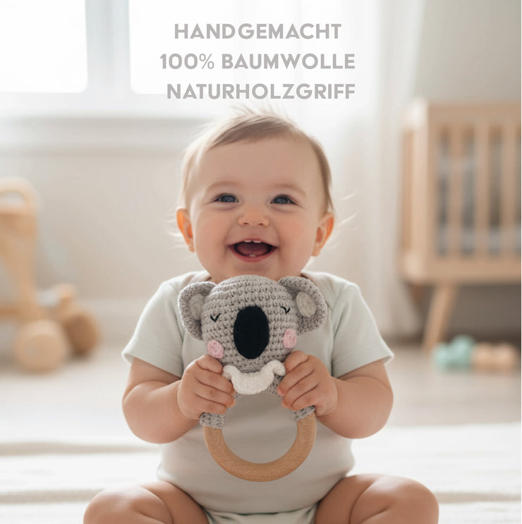 Koala Häkelrassel – Handgemachter Greifling aus Baumwolle & Naturholz
